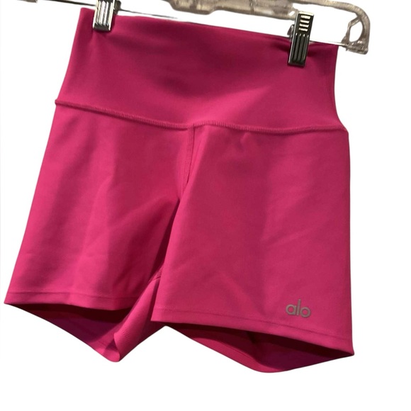 NWOT Alo Yoga shorts HOT PINK Size XS - Picture 3 of 5